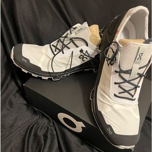 Cloudventure Peak. White/Black